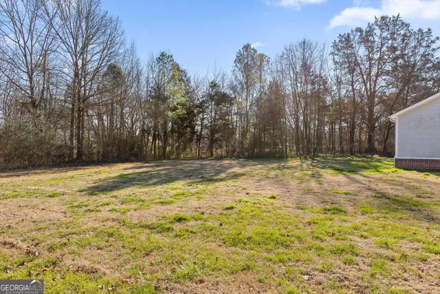 a view of a yard with a house