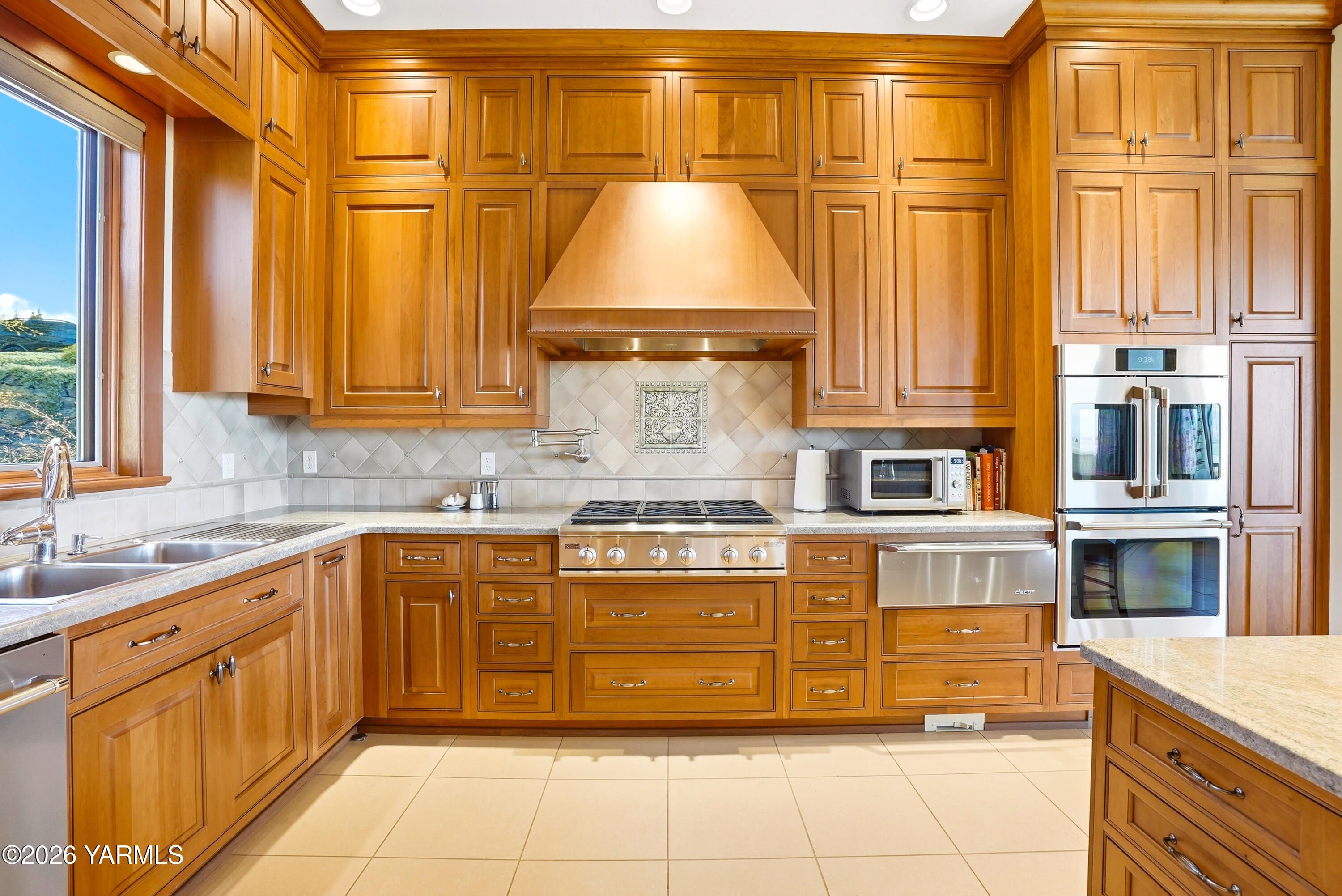 660 Noble Hill Road Yakima, WA 98908 - Photo 11 of 63 a kitchen with stainless steel appliances granite countertop a stove and a granite counter tops
