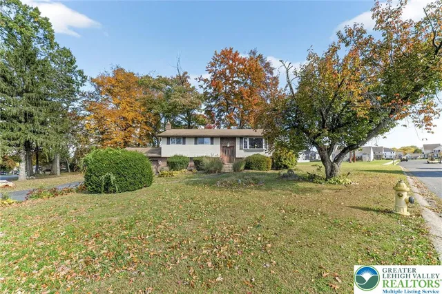 a view of a house with a yard