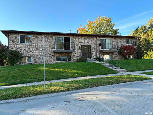$1,100 | 310 30th Ave Court, Unit 5, Moline, IL 61265