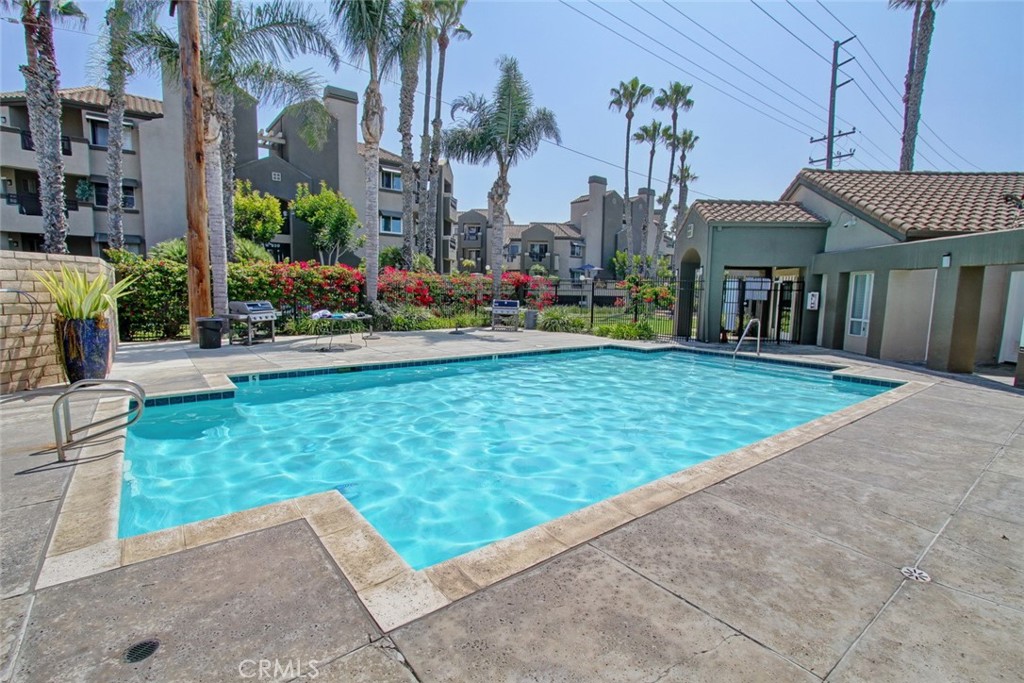 310 Lake Street Huntington Beach, CA 92648 - Photo 29 of 38 a view of a house with a yard