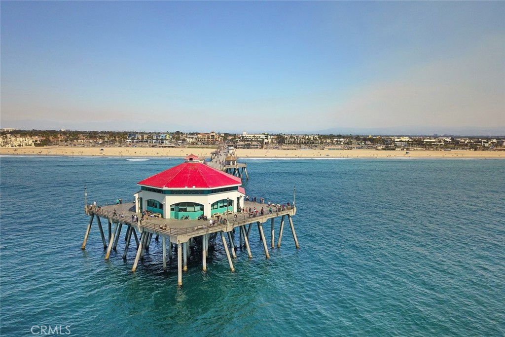 310 Lake Street Huntington Beach, CA 92648 - Photo 34 of 38 a view of a balcony with chairs