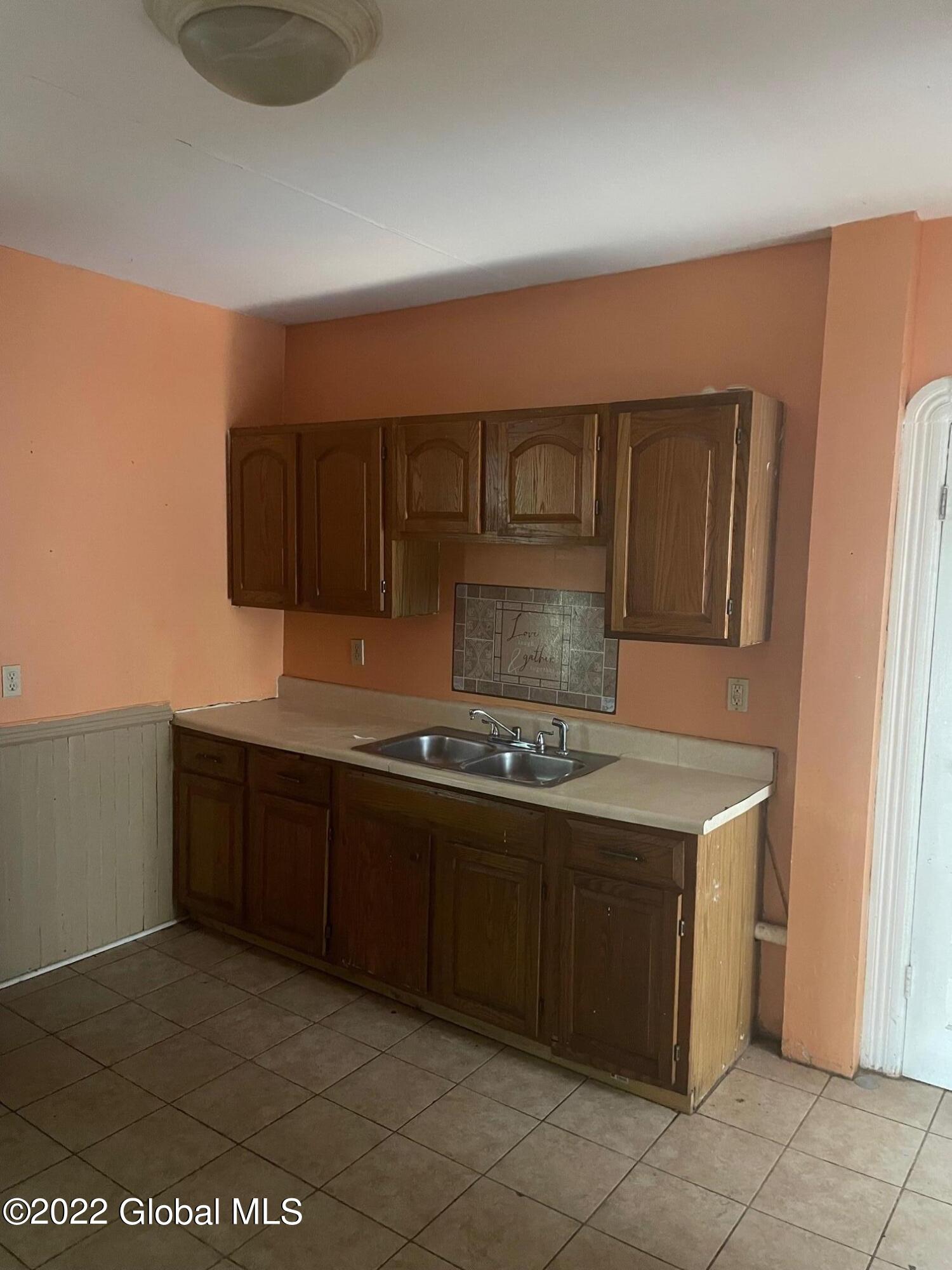 515 Summit Avenue Schenectady, NY 12307 - Photo 8 of 9 IMG_2356
