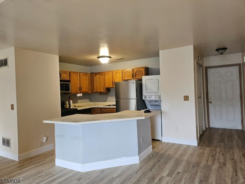 78 Falcon Ridge Way North, Unit 8 Hamburg, NJ 07419 - Photo 4 of 14 a kitchen with stainless steel appliances a refrigerator and a stove top oven