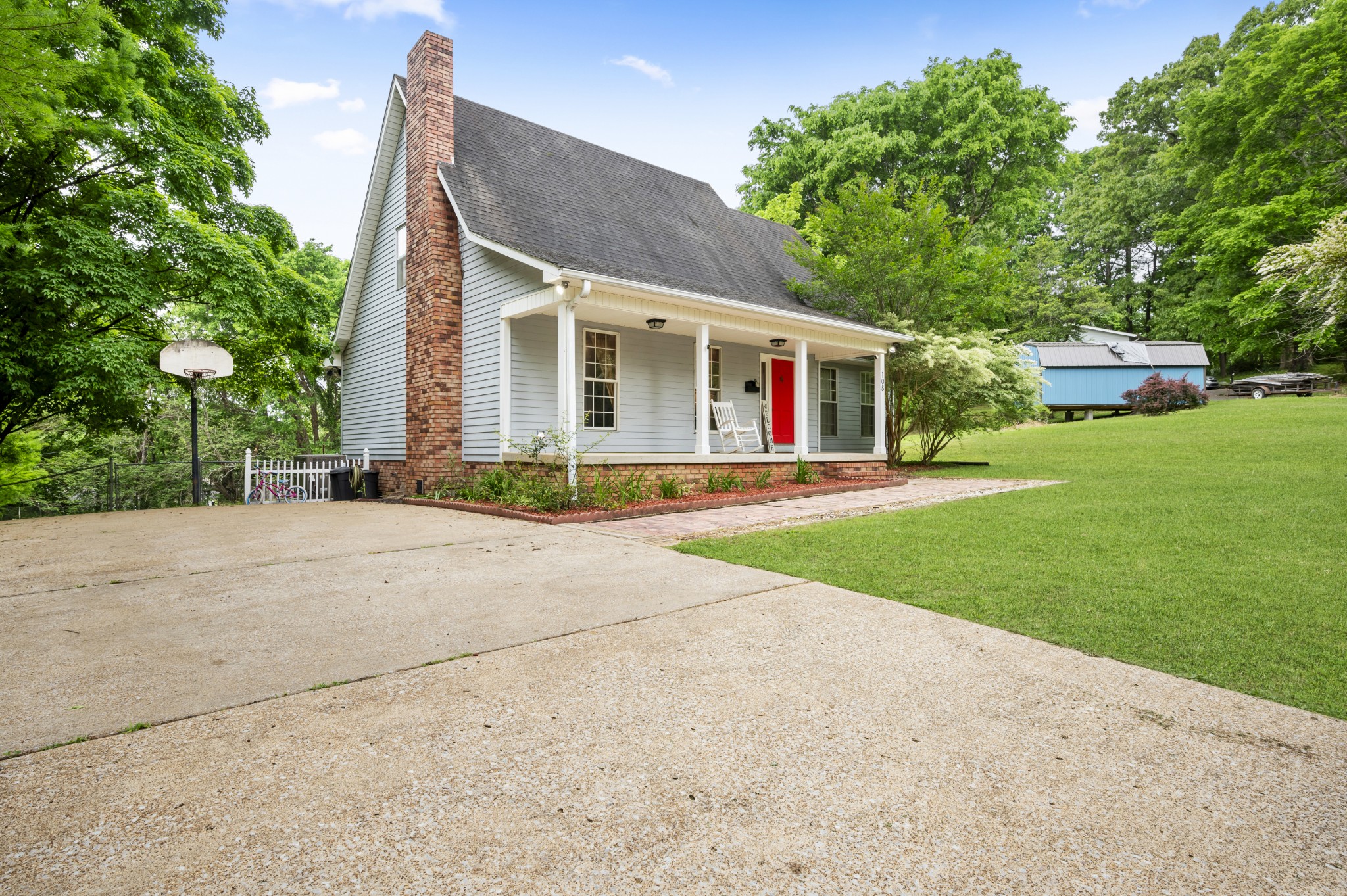 105 Flower Lane Paris, TN 38242 - Photo 3 of 25 a front view of house with yard and green space