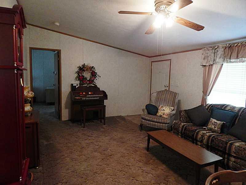 301 Murray Hill Road Tarentum, PA 15084 - Photo 11 of 20 Living Room.