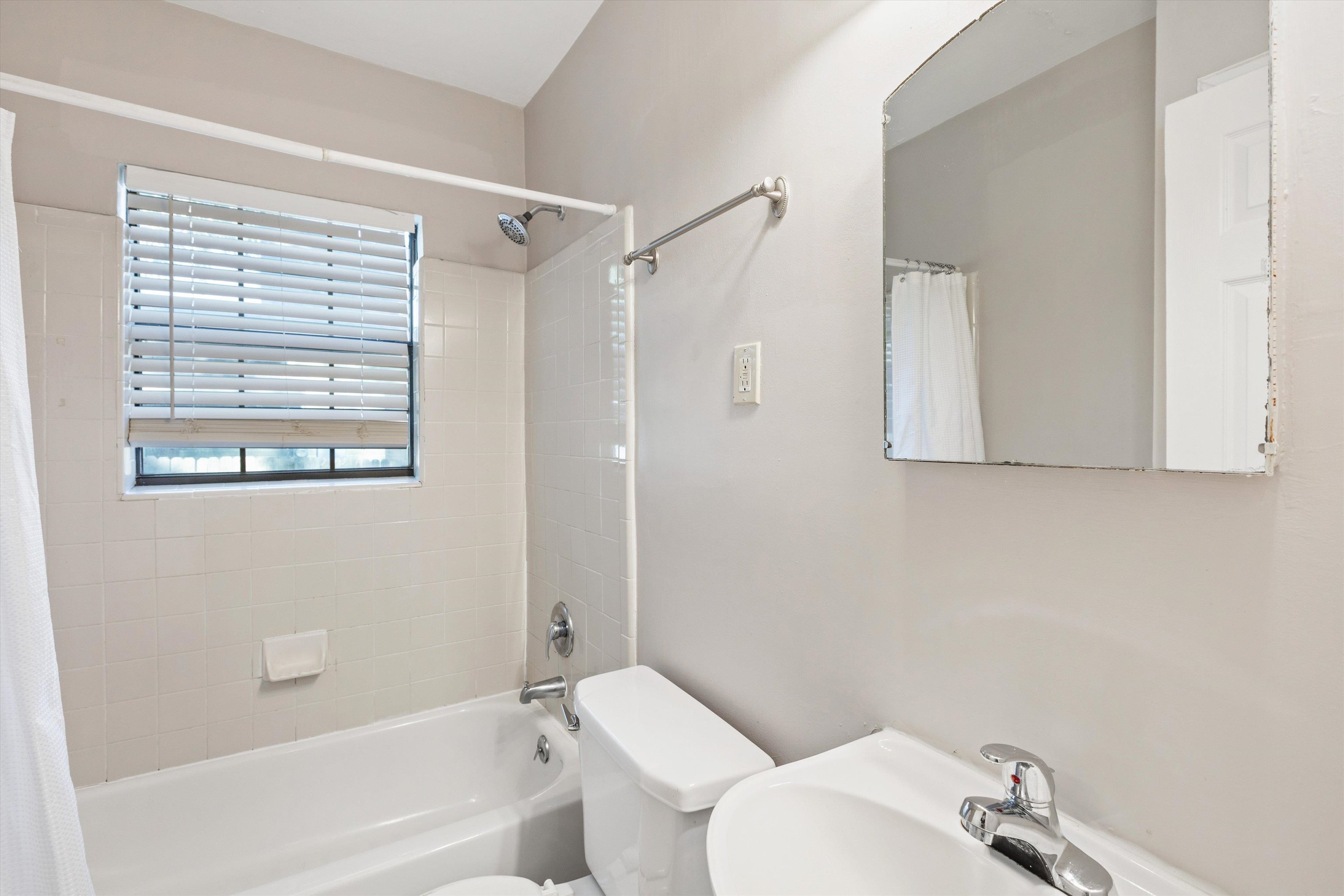 1011 Philadelphia Street Memphis, TN 38104 - Photo 16 of 26 a bathroom with a toilet and a bathtub
