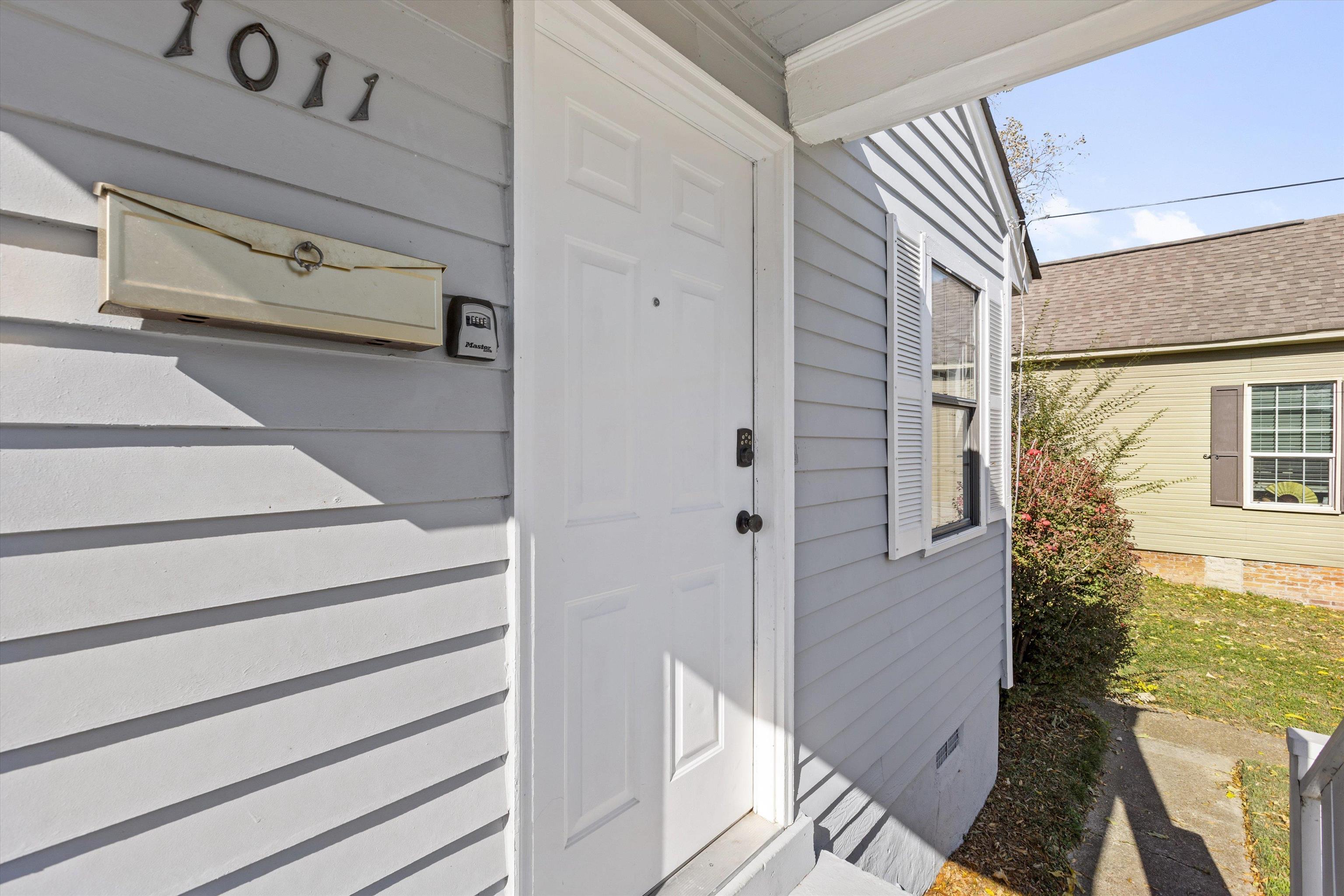 1011 Philadelphia Street Memphis, TN 38104 - Photo 4 of 26 a view of entryway and hall with wooden floor