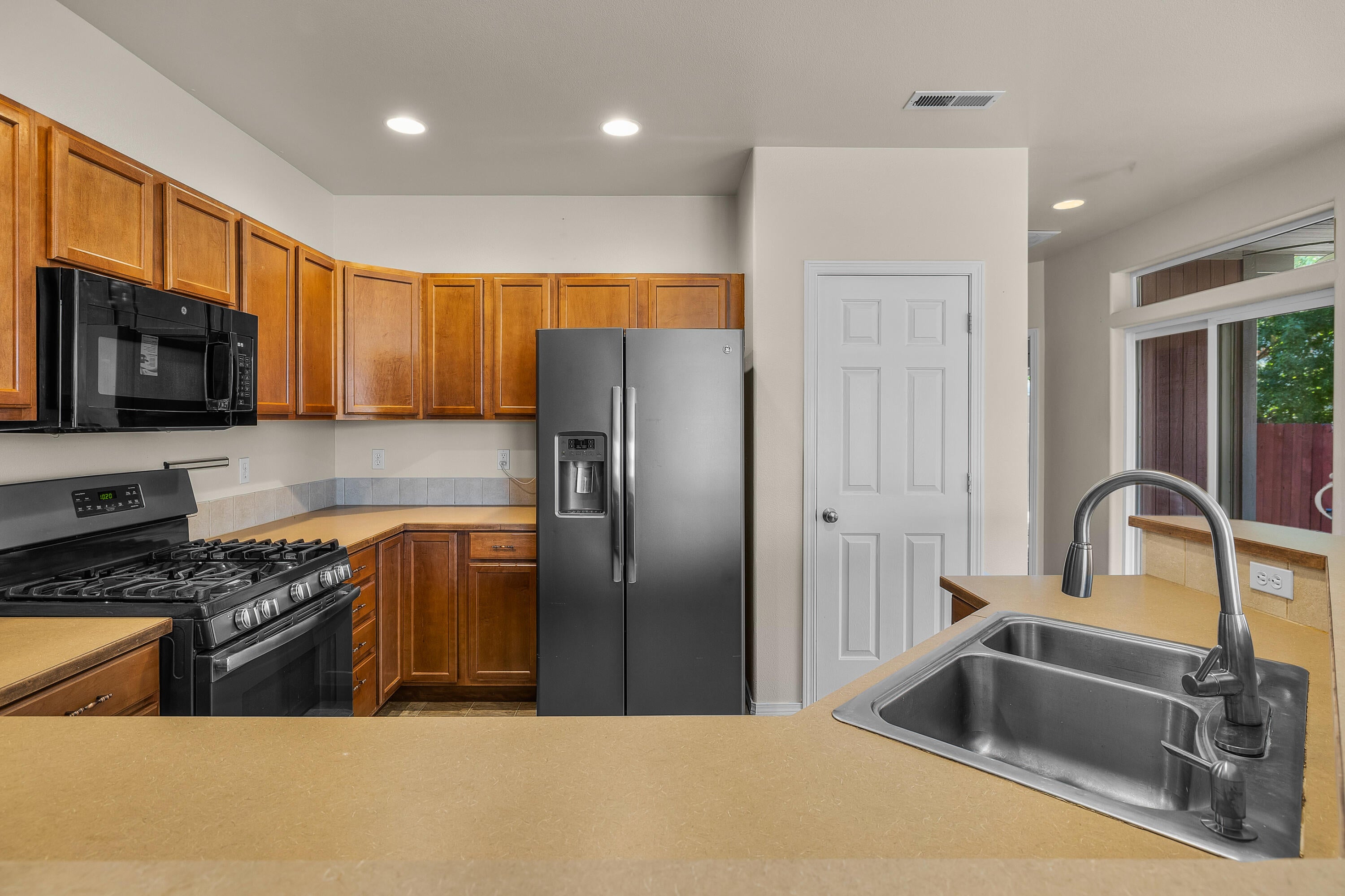 1352 Southwest 35th Street Redmond, OR 97756 - Photo 10 of 44 2025_09_25_1325_sw_35th_st_rdm-12