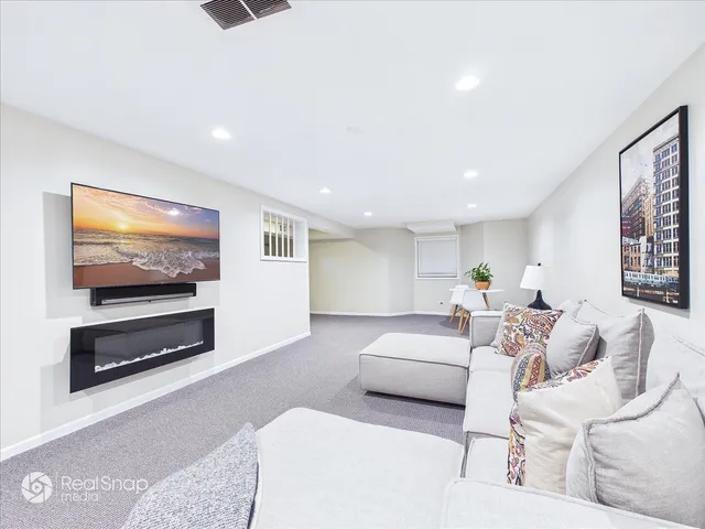 $749,000 | 339 Greenleaf Avenue, Unit D, Wilmette, IL 60091