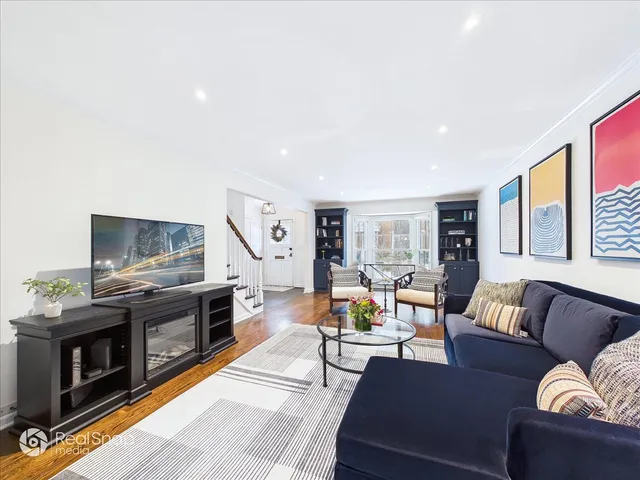 $749,000 | 339 Greenleaf Avenue, Unit D, Wilmette, IL 60091