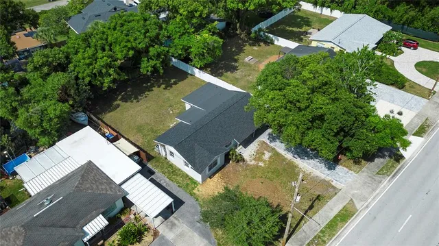 a view of a backyard