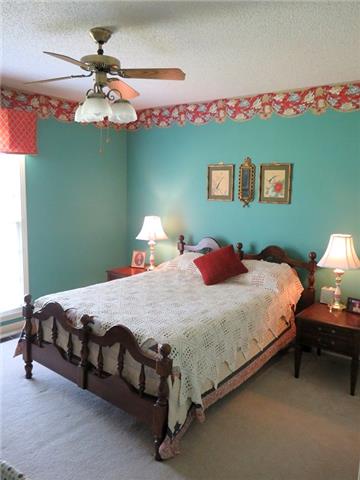 200 12 Oaks Road Tullahoma, TN 37388 - Photo 13 of 19 One of the two guest bedrooms. Nice size with large closet.