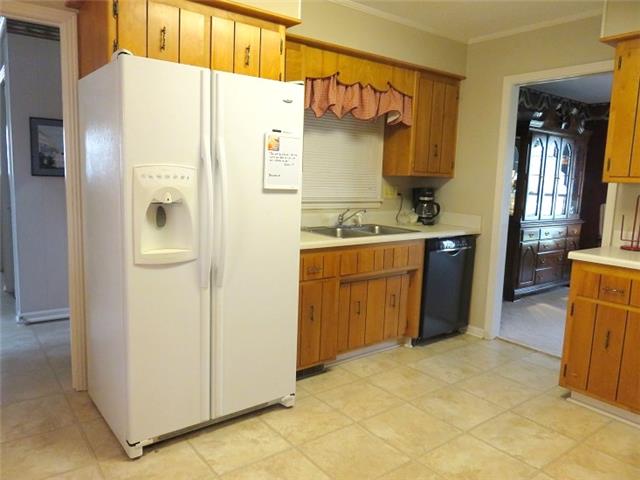 200 12 Oaks Road Tullahoma, TN 37388 - Photo 8 of 19 Kitchen with newer DW, lots of cabinets and countertops