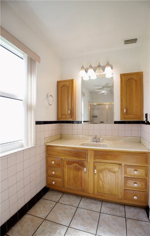 137 Concha Drive Sebastian, FL 32958 - Photo 17 of 21 a bathroom with a sink mirror and a bathtub