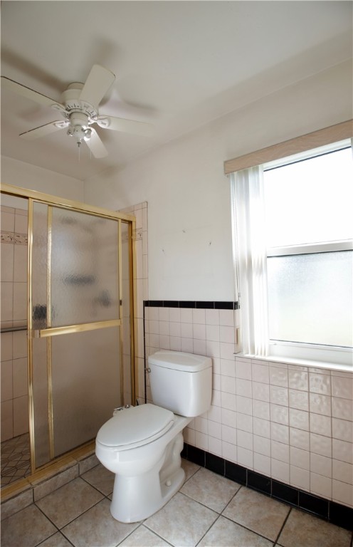 137 Concha Drive Sebastian, FL 32958 - Photo 18 of 21 a bathroom with a toilet sink and shower