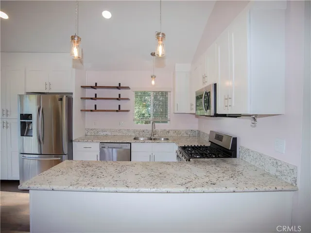 $2,500 | 810 West Victoria Court, Lake Arrowhead, CA 92352