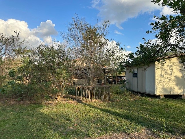 6083 Farm To Market 1462 Rosharon, TX 77583 - Photo 18 of 43 a view of backyard with table and chairs and potted plants