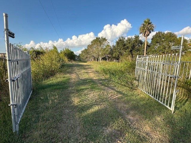 6083 Farm To Market 1462 Rosharon, TX 77583 - Photo 2 of 43 a view of a garden from a corridor