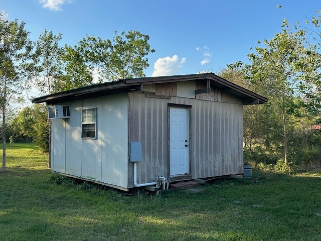 6083 Farm To Market 1462 Rosharon, TX 77583 - Photo 9 of 43 a backyard of a house with lots of green space
