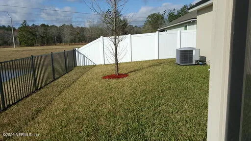 a view of a backyard