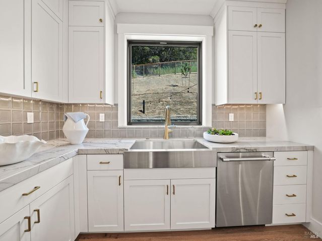 $3,119,900 | 27 Erin Drive, San Rafael, CA 94903