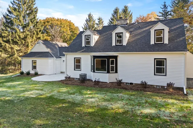 $699,900 | W204N9269 Lannon Road, Menomonee Falls, WI 53051