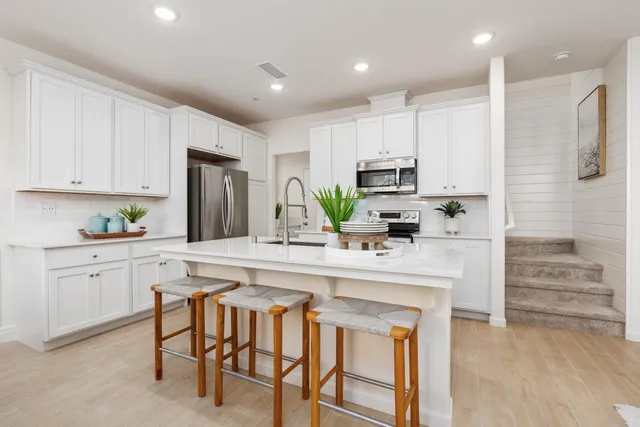 $381,990 | 6580 East Cresthaven Drive, Fresno, CA 93727