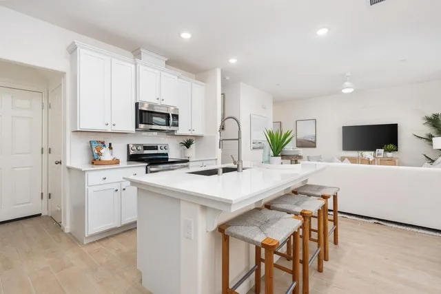 $381,990 | 6580 East Cresthaven Drive, Fresno, CA 93727