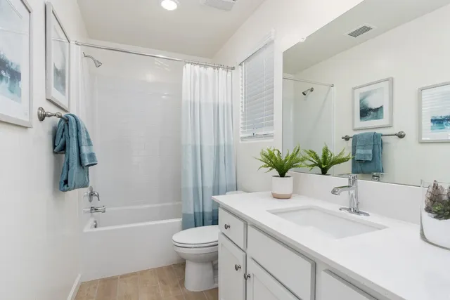 $381,990 | 6580 East Cresthaven Drive, Fresno, CA 93727