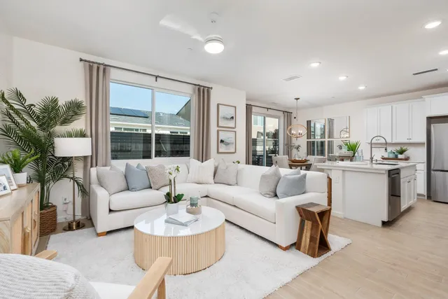 $381,990 | 6580 East Cresthaven Drive, Fresno, CA 93727