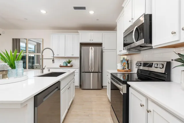 $381,990 | 6580 East Cresthaven Drive, Fresno, CA 93727