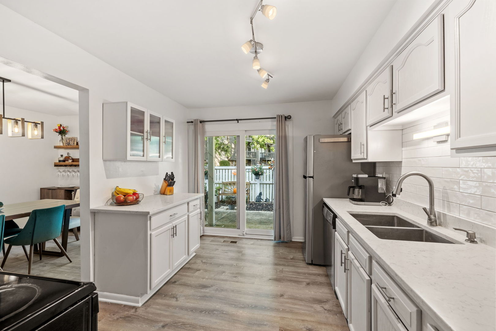 1420 Stonebridge Trail, Unit 13 Wheaton, IL 60189 - Photo 4 of 14