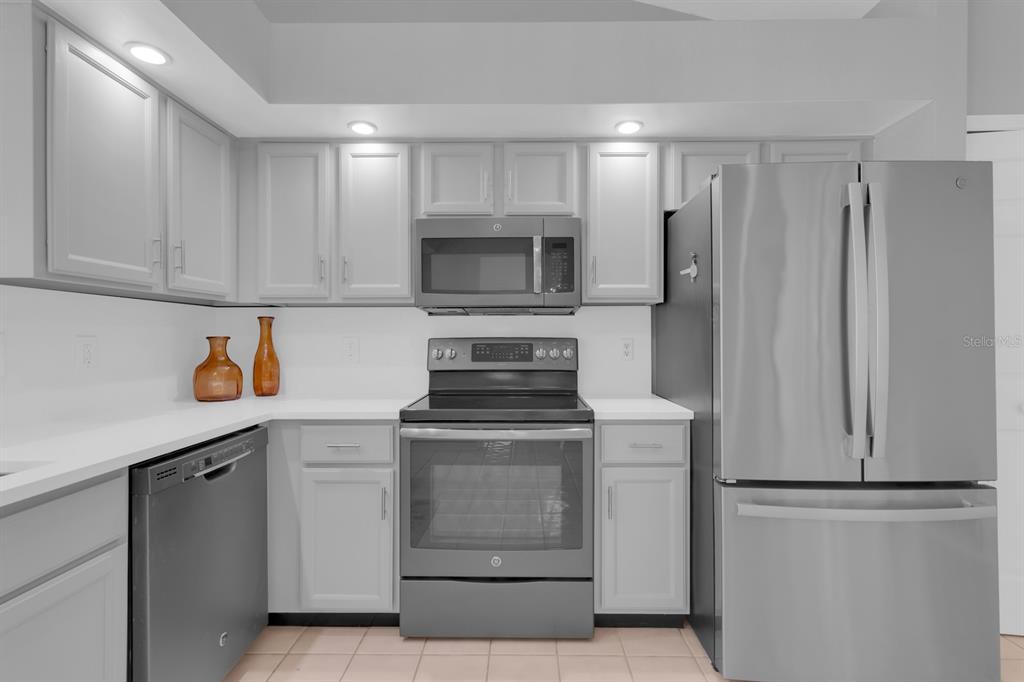 625 Nighthawk Circle Winter Springs, FL 32708 - Photo 29 of 36 a kitchen with appliances a refrigerator and cabinets