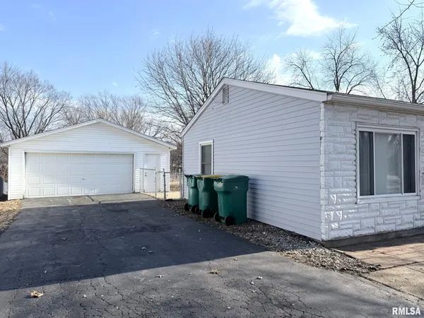 $107,900 | 1479 Meadow Drive, Galesburg, IL 61401