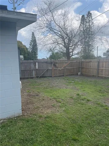 a view of a backyard