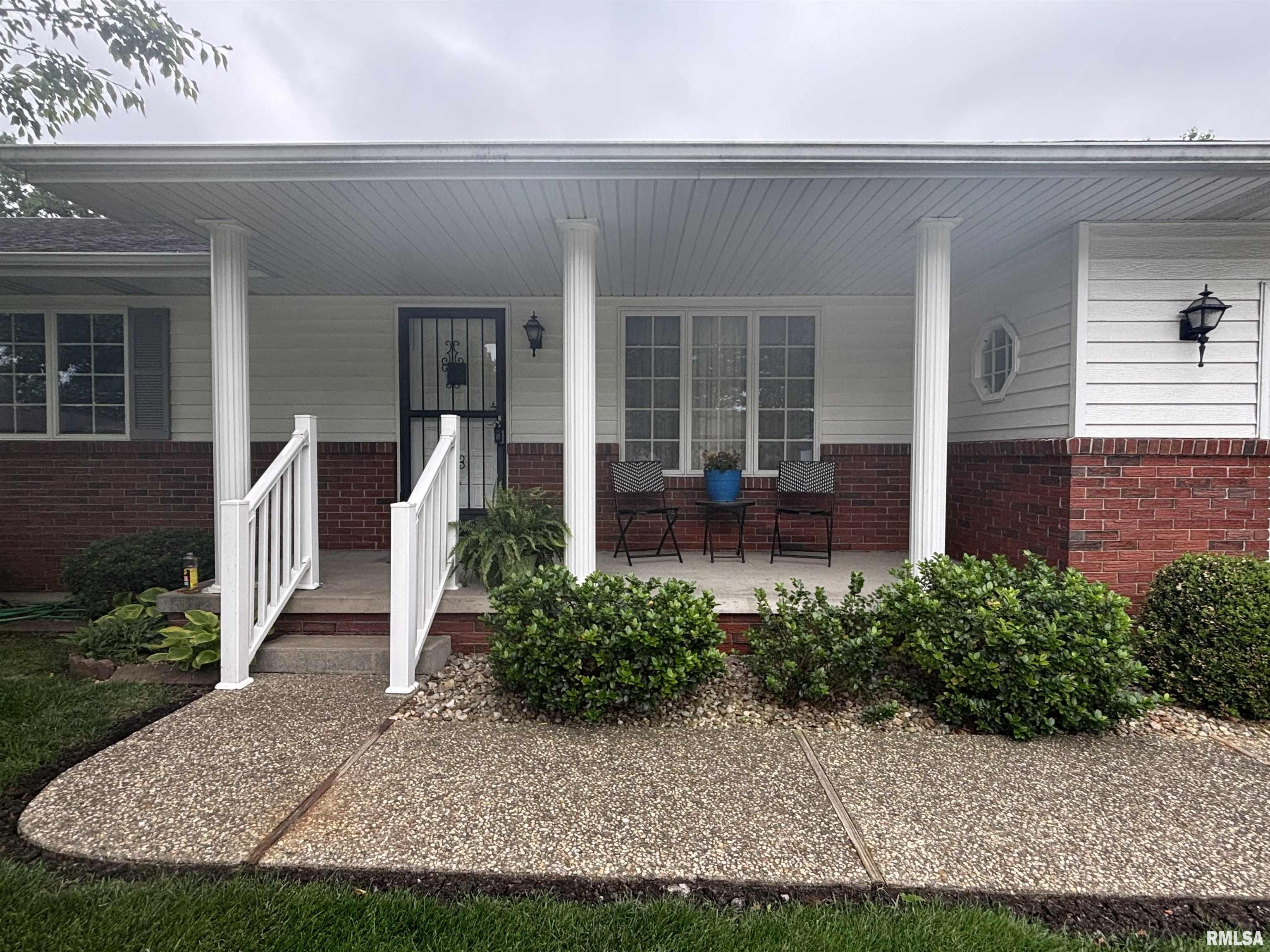 2524 Winfield Drive Springfield, IL 62704 - Photo 2 of 32