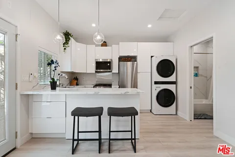 $2,100 | 5634 Ventura Canyon Avenue, Valley Glen, CA 91401