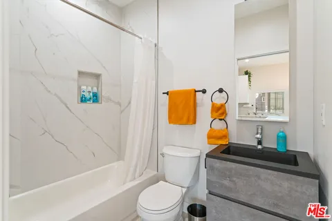 $2,100 | 5634 Ventura Canyon Avenue, Valley Glen, CA 91401