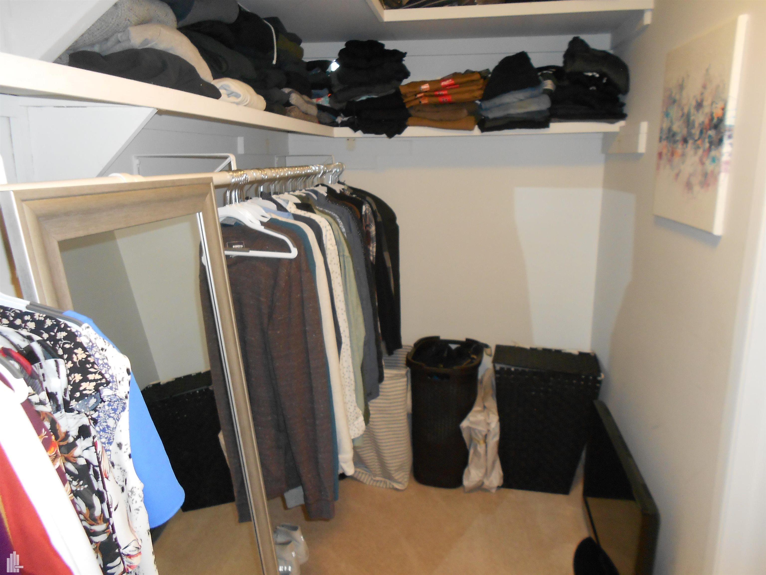 490 Baldwin Avenue Rochester, MI 48307 - Photo 13 of 27 Master closet
