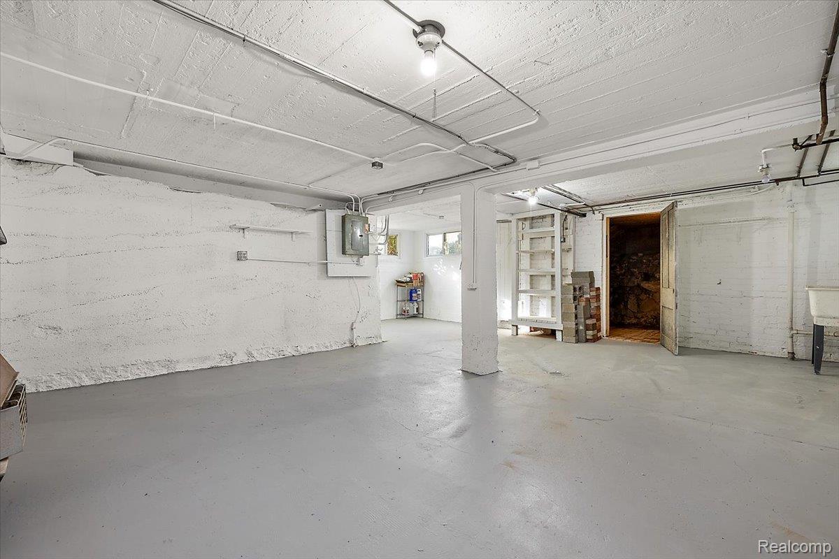 5815 Chicago Road Warren, MI 48092 - Photo 42 of 47 Garage featuring electric panel
