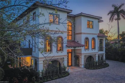 $6,950,000 | 200 South Golf Drive, Naples, FL 34102