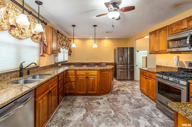 $385,000 | 9784 Highway 127, Murphysboro, IL 62966