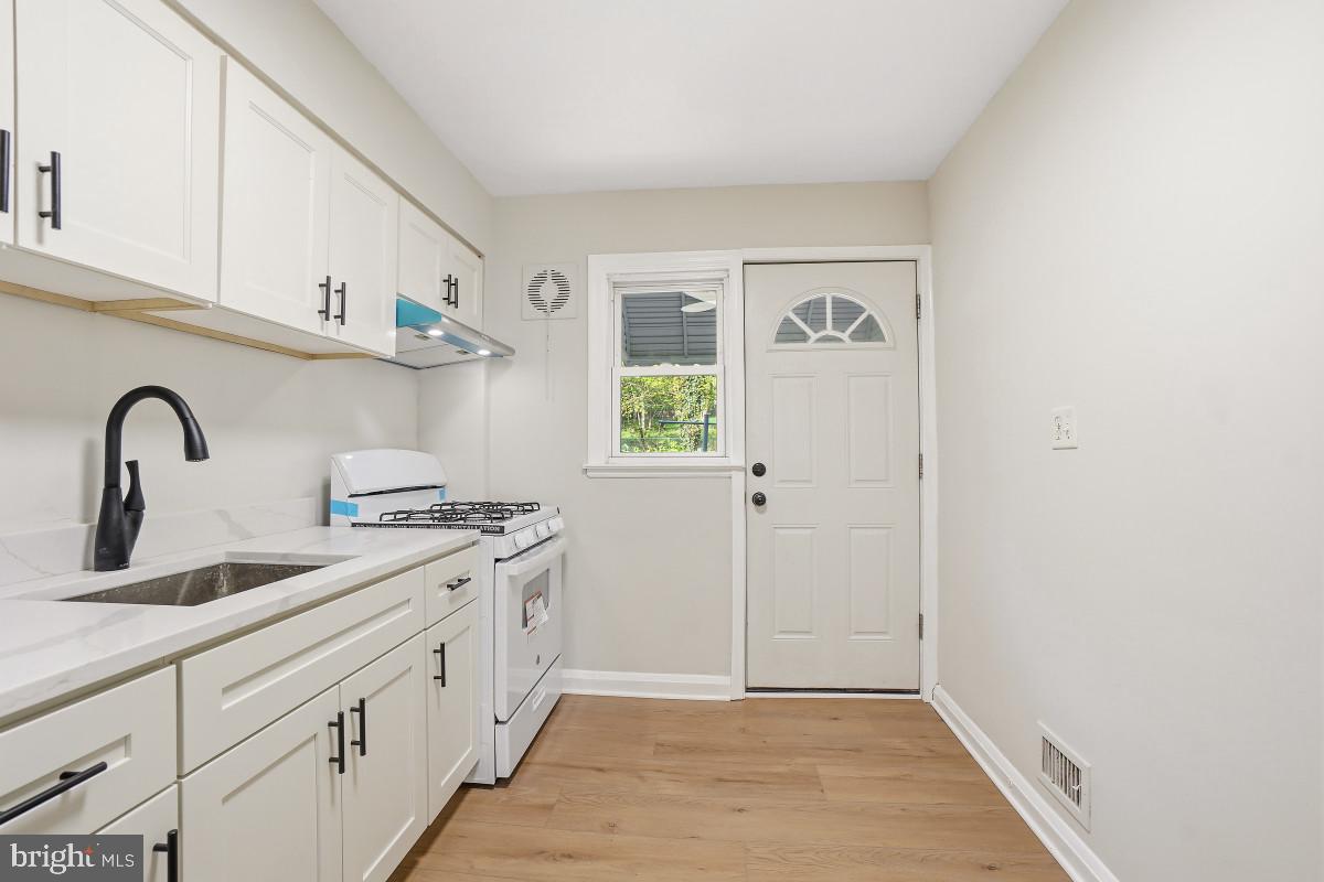 162 Cherrydell Road Baltimore, MD 21228 - Photo 11 of 31 Bright and inviting kitchen space.