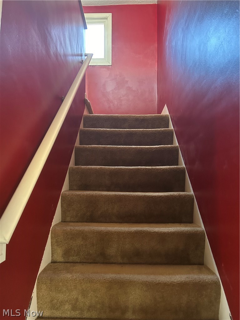 1001 Englewood Road Cleveland Heights, OH 44121 - Photo 19 of 28 View of staircase
