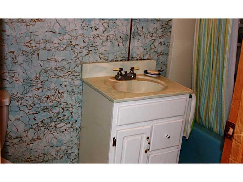 361 Days Run Road Tarentum, PA 15084 - Photo 8 of 11 Full Bath. Full bath!