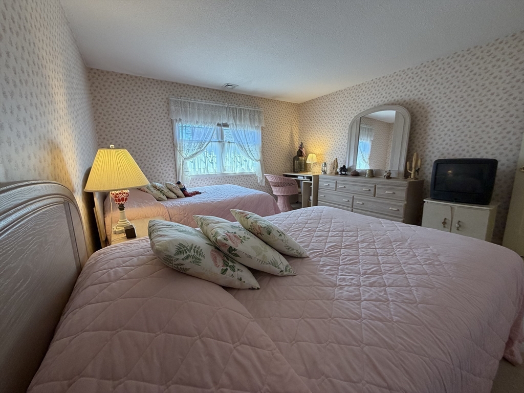 402 Country Side Road, Unit 402 Greenfield, MA 01301 - Photo 14 of 17