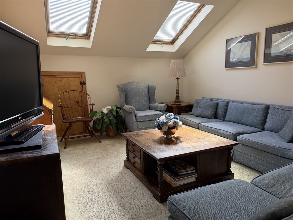 402 Country Side Road, Unit 402 Greenfield, MA 01301 - Photo 4 of 17