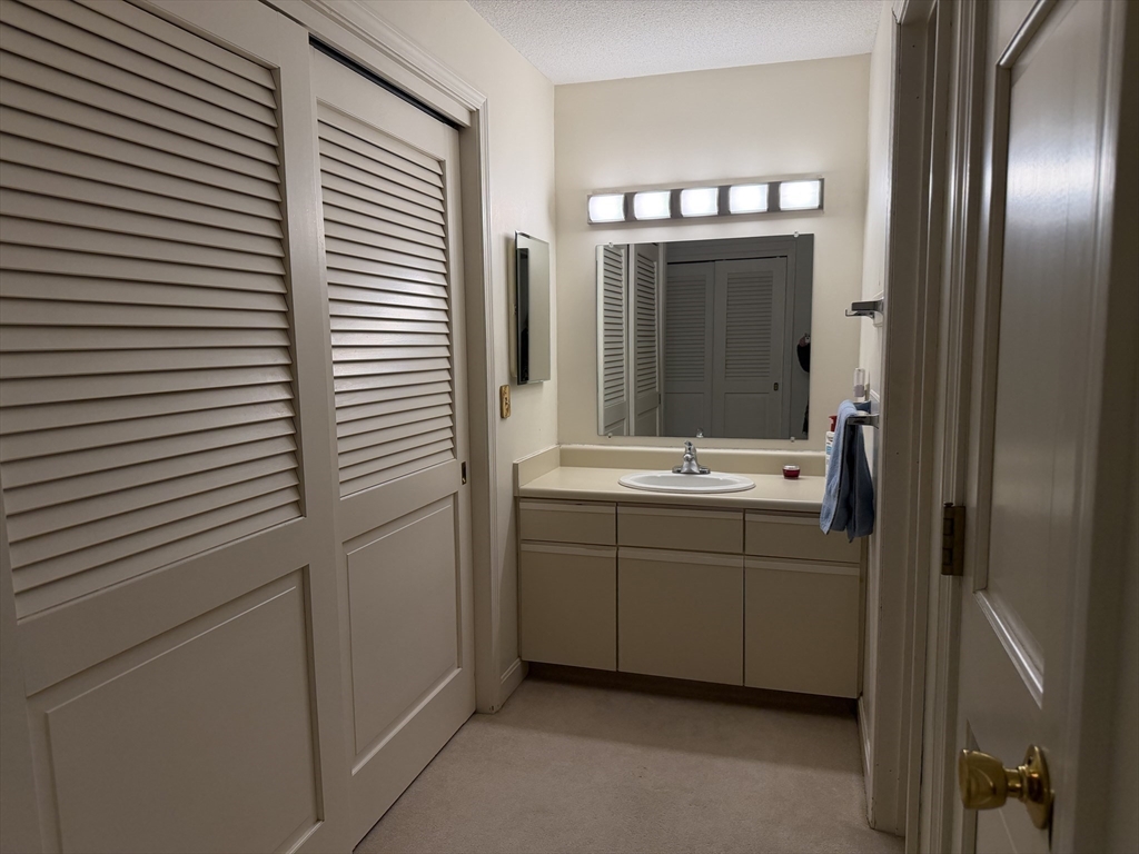 402 Country Side Road, Unit 402 Greenfield, MA 01301 - Photo 9 of 17