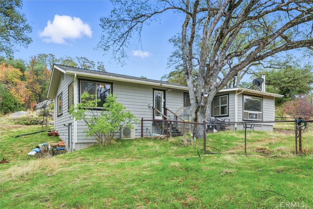 4489 Varain Road Mariposa, CA 95338 - Photo 29 of 39 a backyard of a house with table and chairs